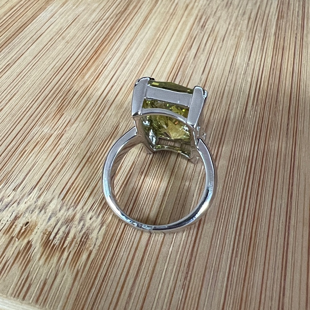 Silver Tone Emerald Cut Peridot Statement Ring Size 5 - Picture 4 of 4